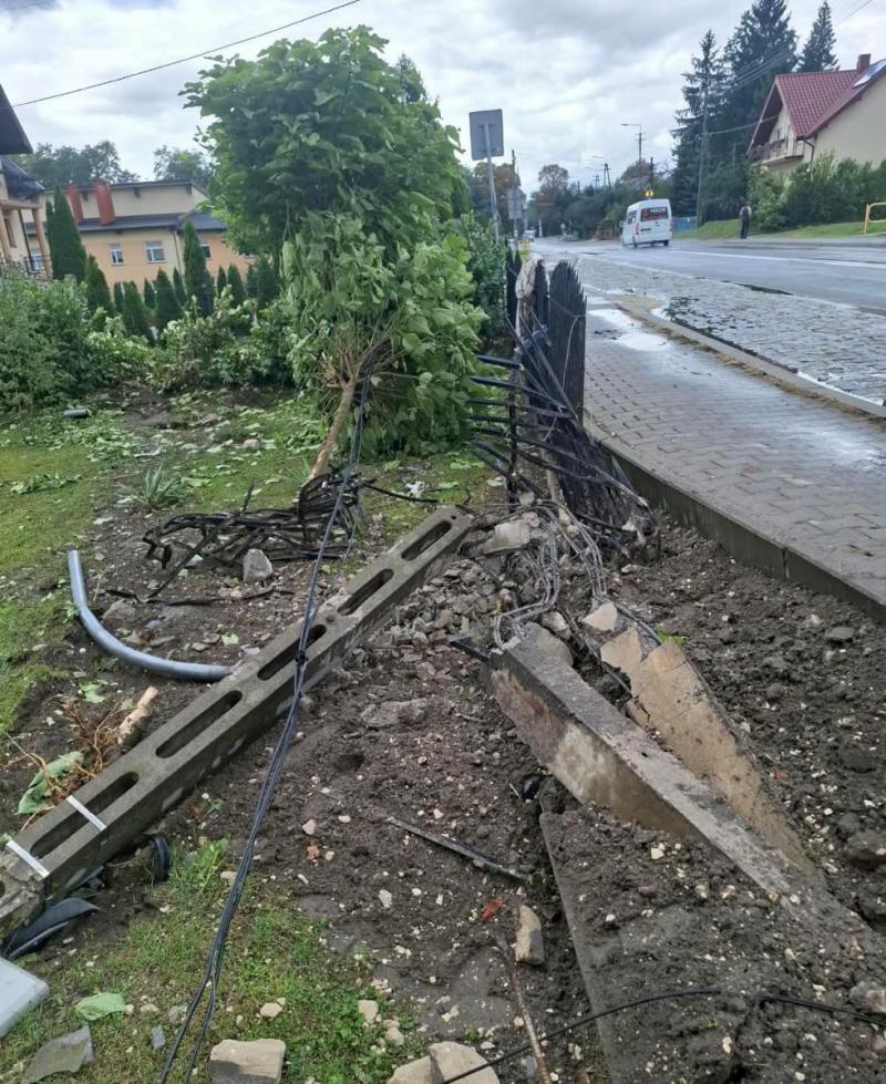 Wypadek w Dobrowodzie. 21-letni kierowca Mazdy uderzy� w ogrodzenie. Foto: 43580_wypadek_dobrowoda_1.jpg 