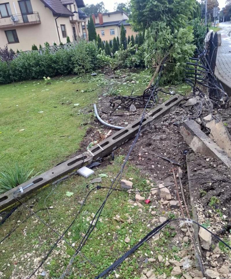 Wypadek w Dobrowodzie. 21-letni kierowca Mazdy uderzy� w ogrodzenie. Foto: 43580_wypadek_dobrowoda_2.jpg 