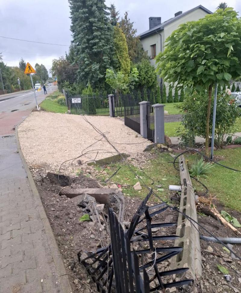 Wypadek w Dobrowodzie. 21-letni kierowca Mazdy uderzy� w ogrodzenie. Foto: 43580_wypadek_dobrowoda_3.jpg 