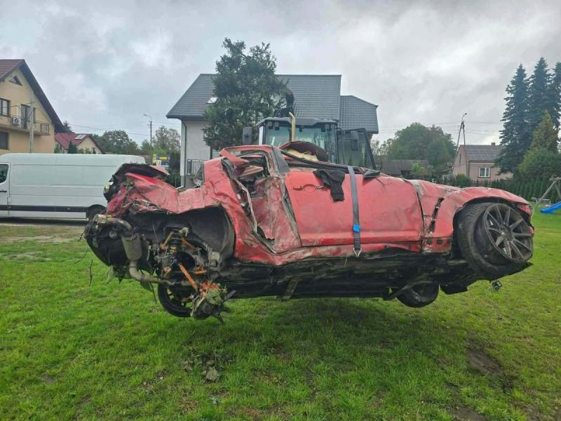 Wypadek w Dobrowodzie. 21-letni kierowca Mazdy uderzy� w ogrodzenie. Foto: 43580_wypadek_dobrowoda_4.jpg 