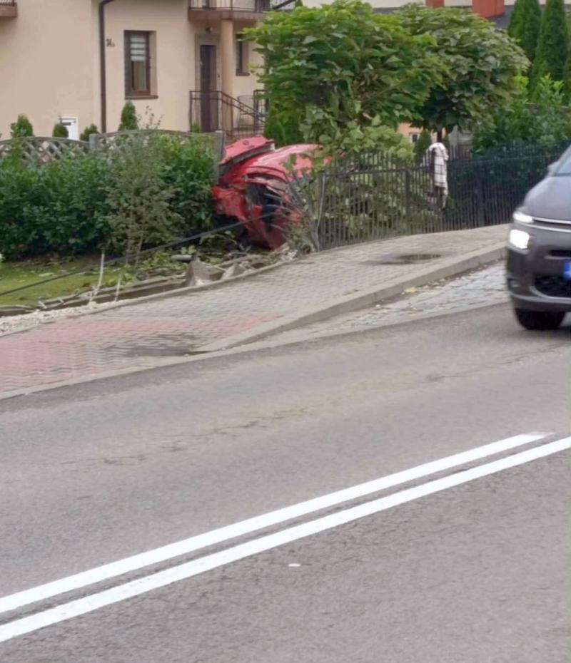 Wypadek w Dobrowodzie. 21-letni kierowca Mazdy uderzy� w ogrodzenie. Foto: 43580_wypadek_dobrowoda_5.jpg 