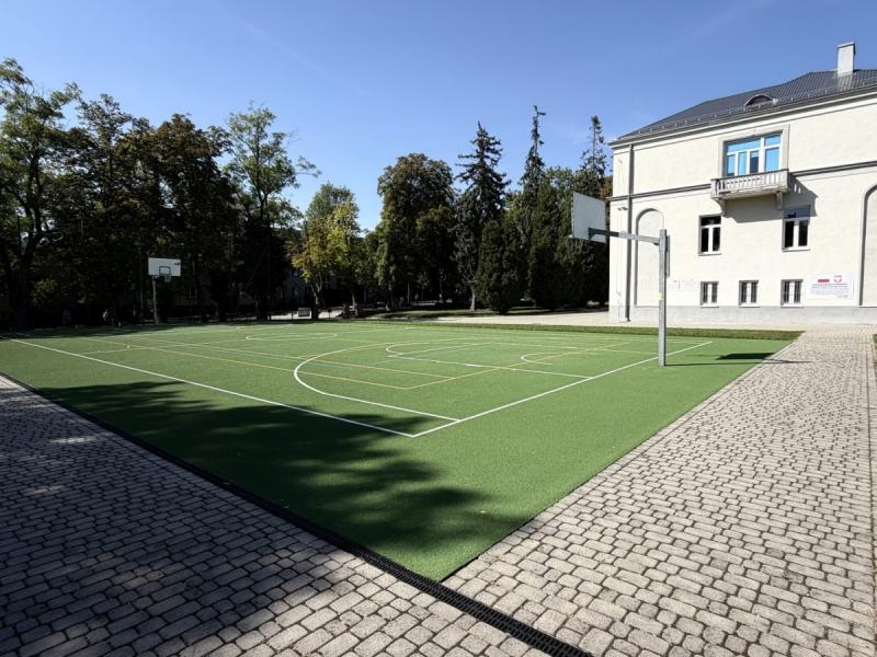 Nowe nawierzchnie na boiskach przy I LO i ZST-I w Busku-Zdroju (foto). Foto: 43584_modernizacja_nawierzchni_boisk_1.jpg 