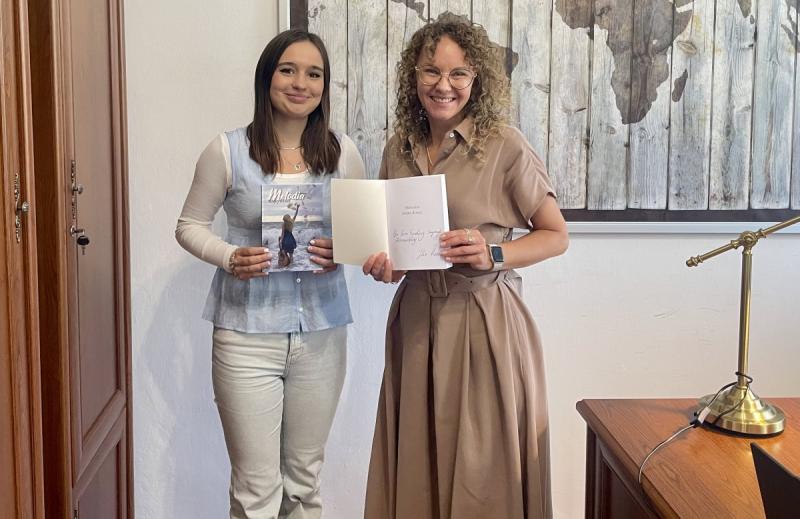 Pisanie to wielka przygoda... Uczennica I LO wyda�a swoj� drug� ksi��k�. Foto: 43589_julia_maslowska_lo_busko_001.jpg 