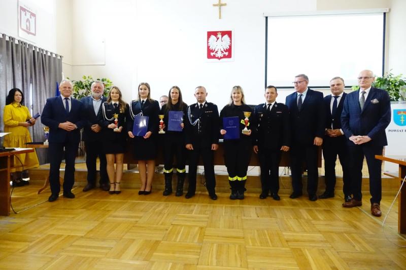Puchary i dyplomy dla najlepszych dru�yn OSP. Foto: 43598_nagrody_dla_osp_powiat_buski_1.jpg 