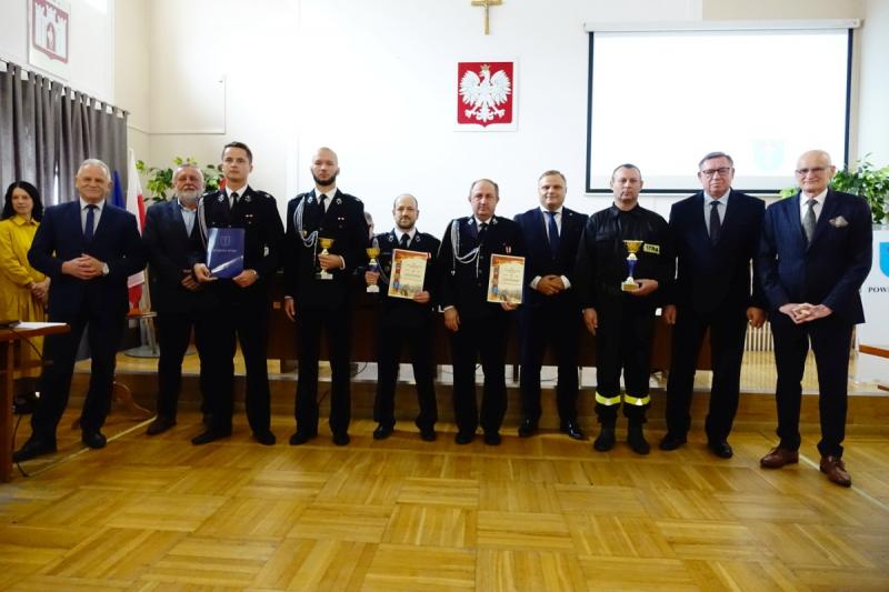 Puchary i dyplomy dla najlepszych dru�yn OSP. Foto: 43598_nagrody_dla_osp_powiat_buski_2.jpg 