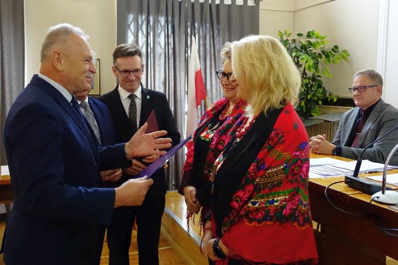 Uhonorowanie K� Gospody� Wiejskich podczas sesji. Foto: 43599_nagrody_dla_kgw_wieniec_dozynkowy_002.jpg 