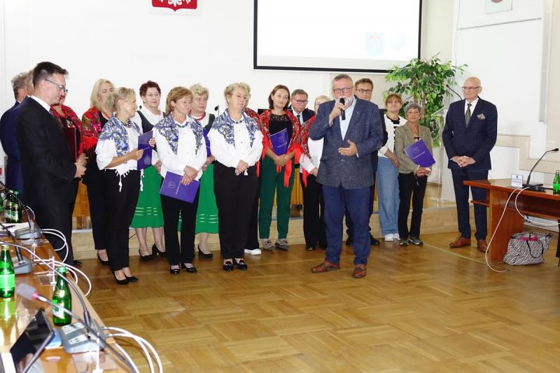 Uhonorowanie K� Gospody� Wiejskich podczas sesji. Foto: 43599_nagrody_dla_kgw_wieniec_dozynkowy_010.jpg 