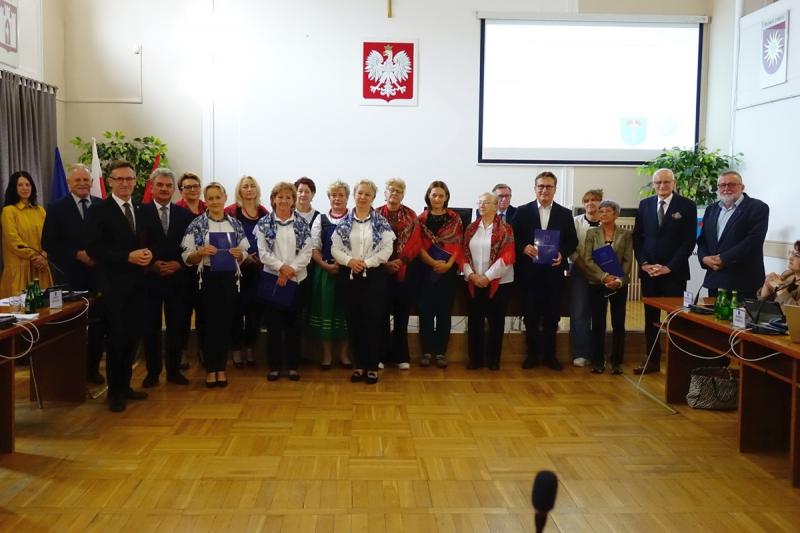 Uhonorowanie K� Gospody� Wiejskich podczas sesji. Foto: 43599_nagrody_dla_kgw_wieniec_dozynkowy_011.jpg 