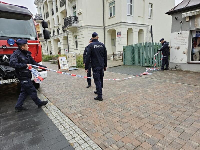 Pe�no policji i s�u�b w Parku Zdrojowym w Busku-Zdroju. Co si� sta�o w pi�tkowy poranek?. Foto: 43604_cwiczenia_sluzb_park_zdrojowy_005.jpg 