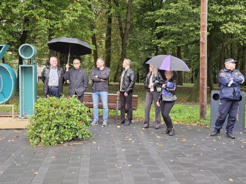 Pe�no policji i s�u�b w Parku Zdrojowym w Busku-Zdroju. Co si� sta�o w pi�tkowy poranek?. Foto: 43604_cwiczenia_sluzb_park_zdrojowy_006.jpg 