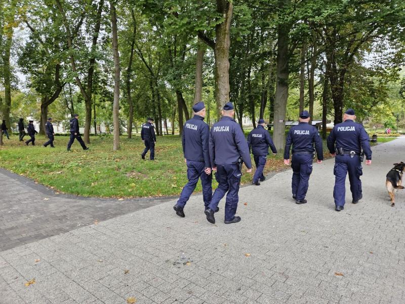 Pe�no policji i s�u�b w Parku Zdrojowym w Busku-Zdroju. Co si� sta�o w pi�tkowy poranek?. Foto: 43604_cwiczenia_sluzb_park_zdrojowy_007.jpg 
