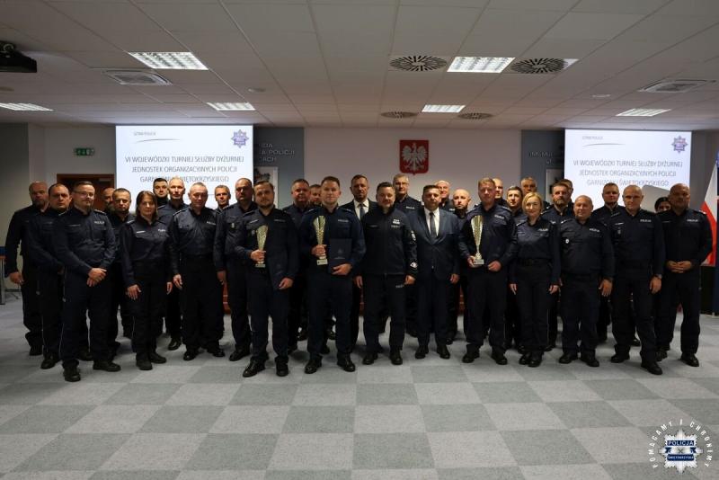Norbert Zaczkowski z Buska-Zdroju w�r�d najlepszych policjant�w w �wi�tokrzyskiem. Foto: 43605_najlepsi_policjanci_zawody_2.jpg 