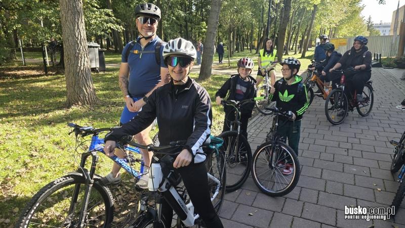 Rowerem przez Busko-Zdr�j. Pi�kna pogoda, wsp�lna jazda i ognisko nad zalewem (foto). Foto: 43612_rajd_rowerowy_zakonczenie_sezonu_003.jpg 