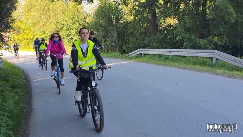 Rowerem przez Busko-Zdr�j. Pi�kna pogoda, wsp�lna jazda i ognisko nad zalewem (foto). Foto: 43612_rajd_rowerowy_zakonczenie_sezonu_022.jpg 