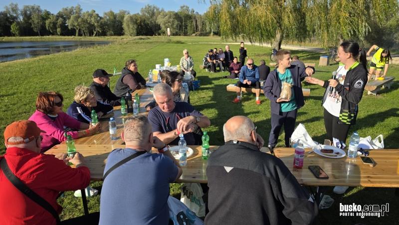 Rowerem przez Busko-Zdr�j. Pi�kna pogoda, wsp�lna jazda i ognisko nad zalewem (foto). Foto: 43612_rajd_rowerowy_zakonczenie_sezonu_049.jpg 