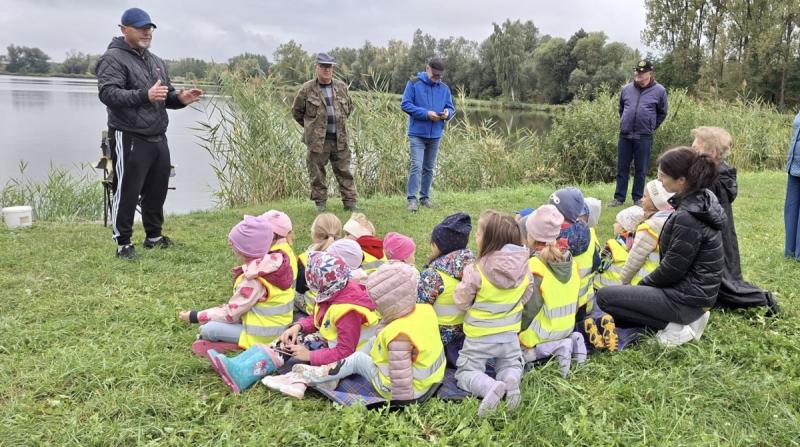 Przedszkolaki ze 'Smerfusia' na jesiennej wyprawie. By�a nauka, w�dkowanie i dobra zabawa. Foto: 43616_przedszkolaki_ze_smerfusia_zajecia_wedkarskie_005.jpg 