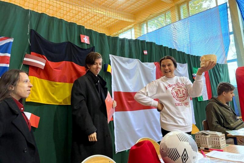 J�zyki ��cz� ludzi. Europejski Dzie� J�zyk�w Obcych w buskim O�rodku. Foto: 43618_dzien_jezyka_sosw_busko_013.jpg 