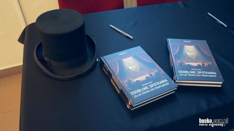 25 lat Teatru Ciut Frapuj�cego. Wspomnienia, anegdoty i historie zza kulis podczas spotkania w Pi�czowie. Foto: 43624_ksiazka_na_25lat_teatru_ciut_frapujacego_001.JPG 