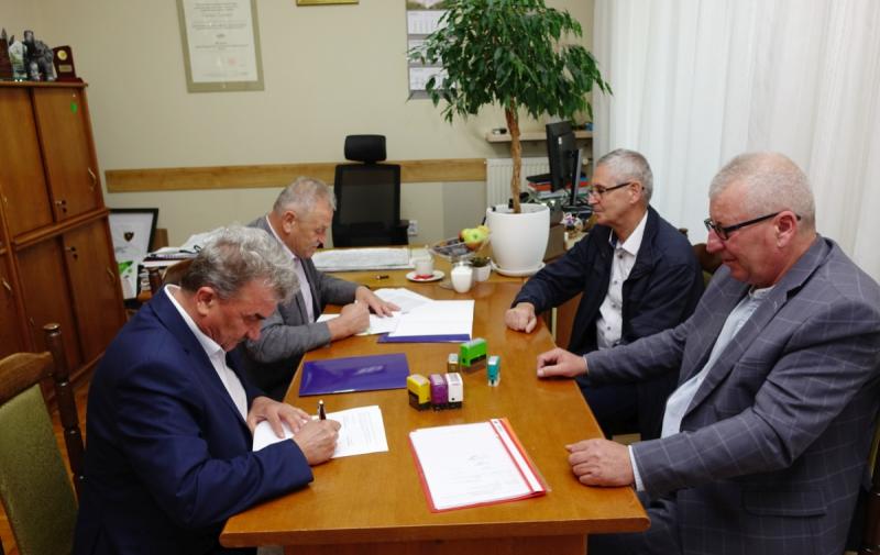 Termomodernizacja budynku Starostwa - podpisano umow� z Wykonawc�. Foto: 43626_powiat_podpisanie_umowy_termomodernizacja_budynku_1.jpg 