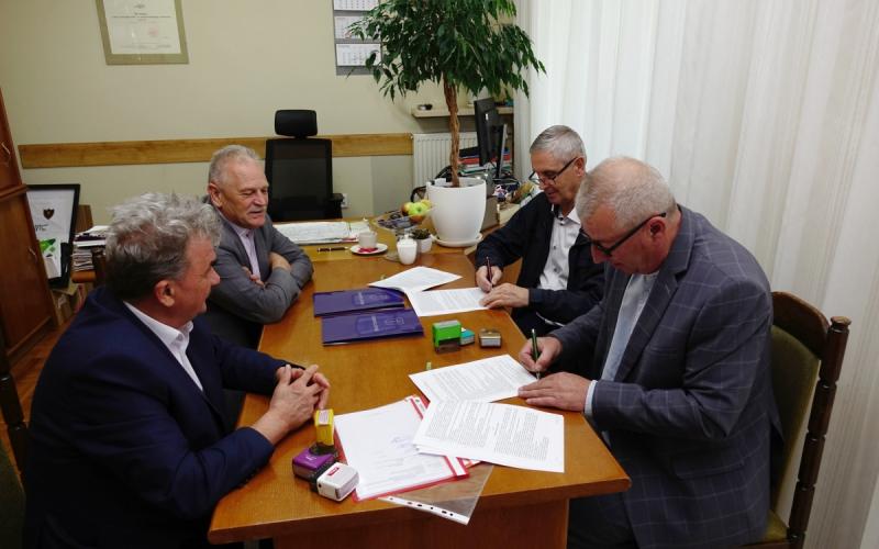 Termomodernizacja budynku Starostwa - podpisano umow� z Wykonawc�. Foto: 43626_powiat_podpisanie_umowy_termomodernizacja_budynku_2.jpg 