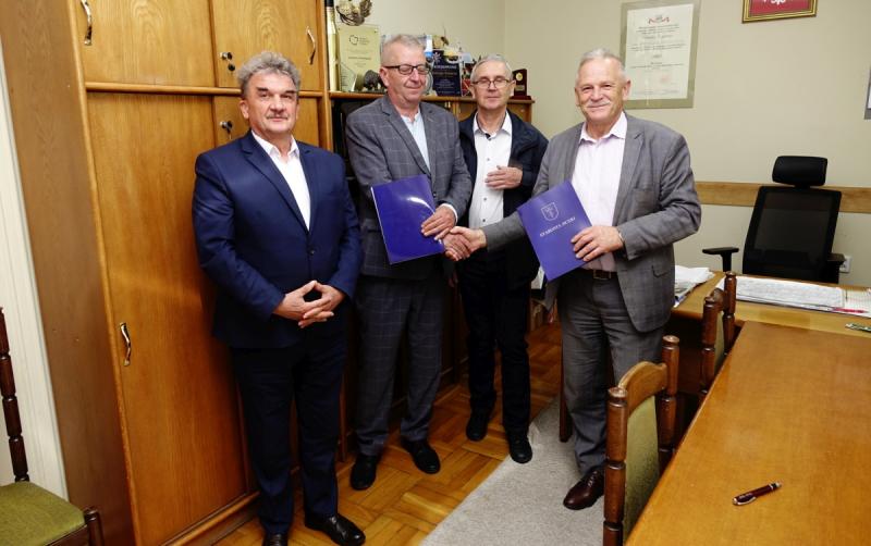 Termomodernizacja budynku Starostwa - podpisano umow� z Wykonawc�. Foto: 43626_powiat_podpisanie_umowy_termomodernizacja_budynku_3.jpg 