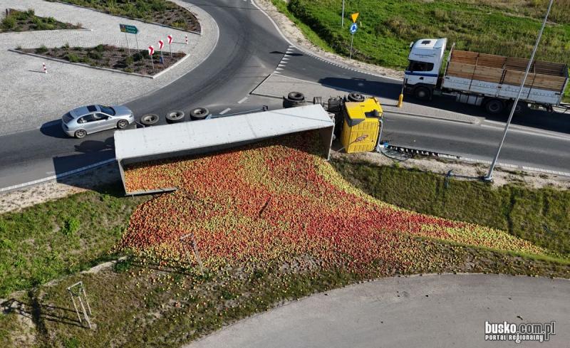 Wywr�cona ci�ar�wka na rondzie przed Nowym Korczynem. Utrudnienia w ruchu. Foto: 43637_ciezarowka_rondo_nowy_korczyn003.jpg 