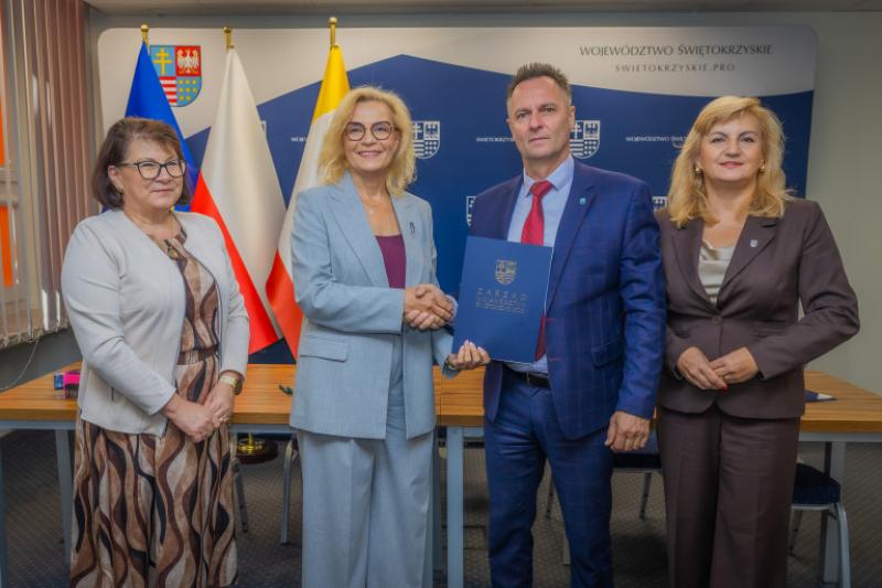 Ponad 9 mln z� na Bulwary nad Nid� w Pi�czowie. Powstanie pla�a, przysta� i miejsca dla kamper�w. Foto: 43640_podpisanie_umowy_bulwary_nad_nida.jpg 