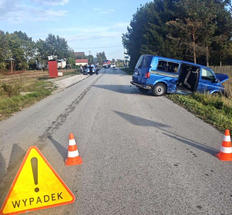 Zderzenie Forda z busem w Oblekoniu. 42-letnia kieruj�ca trafi�a do szpitala. Foto: 43658_zderzenie_oblekon_gmina_pacanow1.jpg 