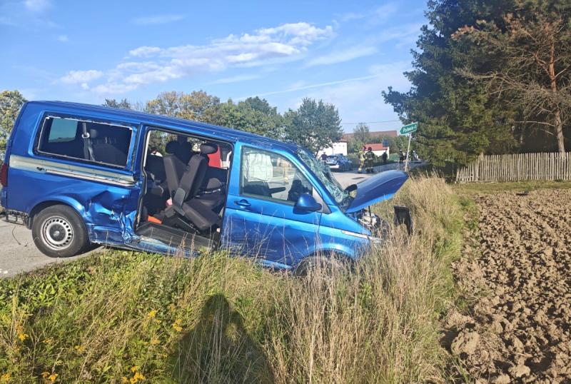 Zderzenie Forda z busem w Oblekoniu. 42-letnia kieruj�ca trafi�a do szpitala. Foto: 43658_zderzenie_oblekon_gmina_pacanow2.jpg 