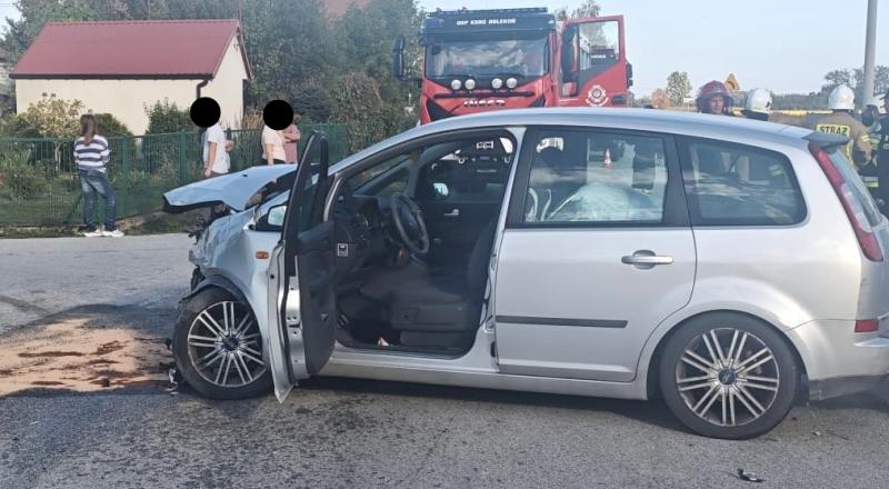 Zderzenie Forda z busem w Oblekoniu. 42-letnia kieruj�ca trafi�a do szpitala. Foto: 43658_zderzenie_oblekon_gmina_pacanow3.jpg 
