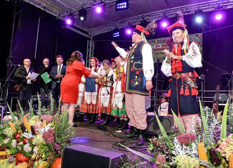 Jesie� z folklorem w Oblekoniu. Jury oceni�o 54 wykonawc�w i zespo�y z ca�ego regionu. Foto: 43664_jesien_z_folklorem_oblekon_037.jpg 