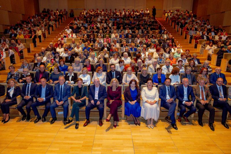 Seniorzy z Buska-Zdroju na inauguracji roku akademickiego Uniwersytet�w Trzeciego Wieku. Foto: 43665_seniorzy_inaugurcja1.jpg 