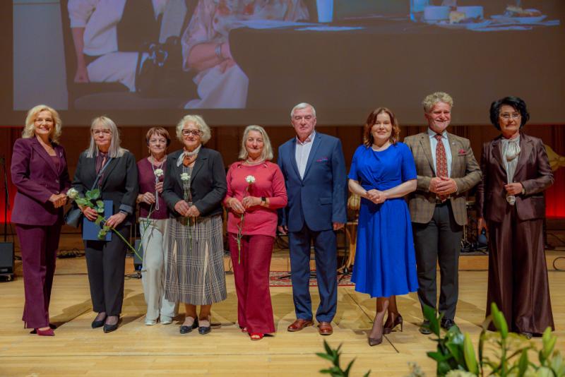 Seniorzy z Buska-Zdroju na inauguracji roku akademickiego Uniwersytet�w Trzeciego Wieku. Foto: 43665_seniorzy_inaugurcja3.jpg 
