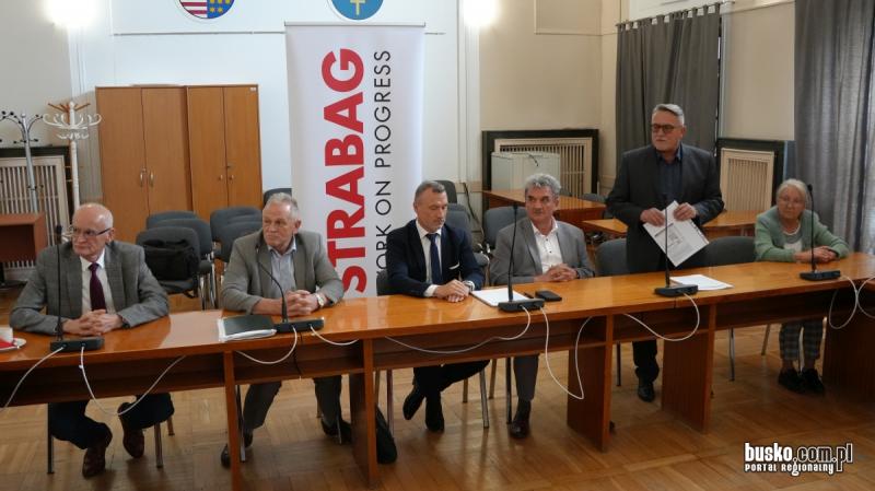 Dwie inwestycje drogowe w powiecie buskim. Powstanie nowy most i zostanie wyremontowana droga (foto/video). Foto: 43679_umowy_powiat_003.JPG 