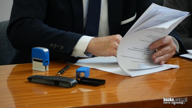 Dwie inwestycje drogowe w powiecie buskim. Powstanie nowy most i zostanie wyremontowana droga (foto/video). Foto: 43679_umowy_powiat_013.JPG 