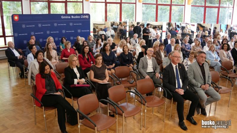 Nagrody dla nauczycieli w Busku-Zdroju. Burmistrz wyr�ni� 18 os�b za osi�gni�cia w edukacji (foto,video). Foto: 43686_dzien_edukacji_003.JPG 