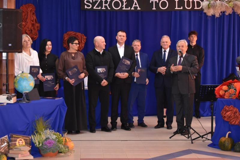 Dzie� Edukacji Narodowej w ZST-I w Busku-Zdroju. Nagrody dla nauczycieli i wyj�tkowa uroczysto��. Foto: 43692_dzien_edukacji_narodowej_zsti_2026027.jpg 