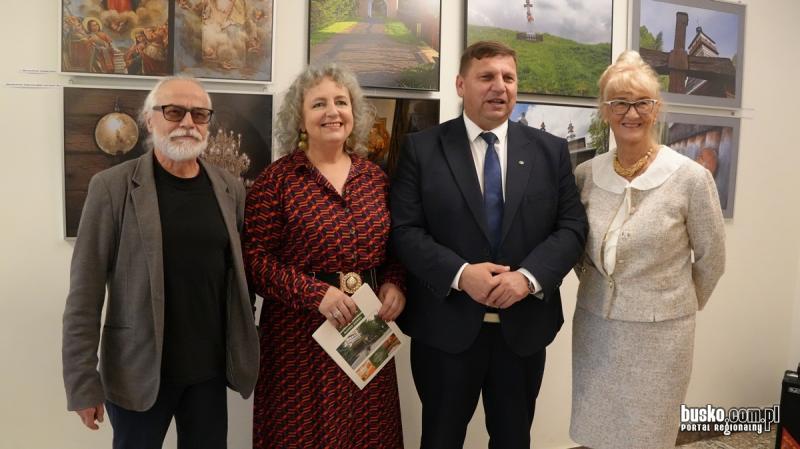 Wystawa 'Gorlice 2026'. Podczas wernisa�u profesor Waldemar Kozub otrzyma� medal Gloria Artis (foto). Foto: 43699_wernisaz_wystawy_hotel_gromada_001.JPG 