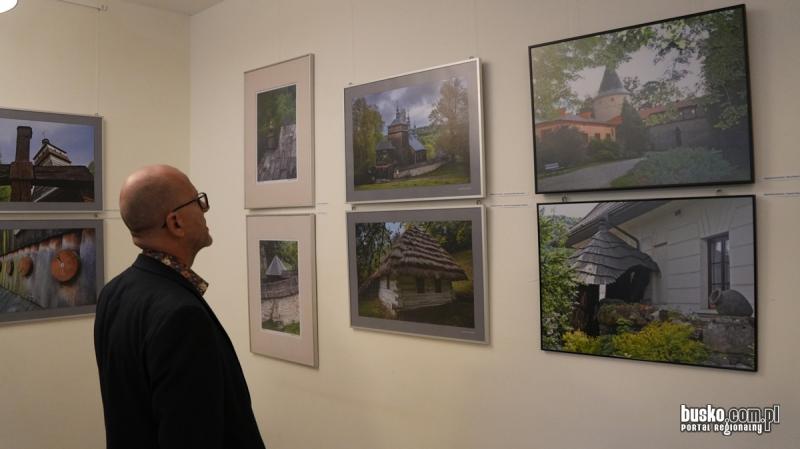Wystawa 'Gorlice 2026'. Podczas wernisa�u profesor Waldemar Kozub otrzyma� medal Gloria Artis (foto). Foto: 43699_wernisaz_wystawy_hotel_gromada_003.JPG 