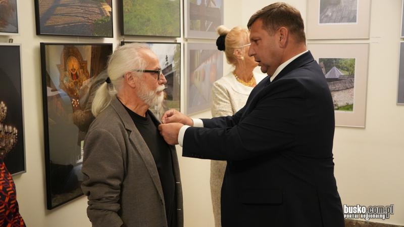 Wystawa 'Gorlice 2026'. Podczas wernisa�u profesor Waldemar Kozub otrzyma� medal Gloria Artis (foto). Foto: 43699_wernisaz_wystawy_hotel_gromada_032.JPG 