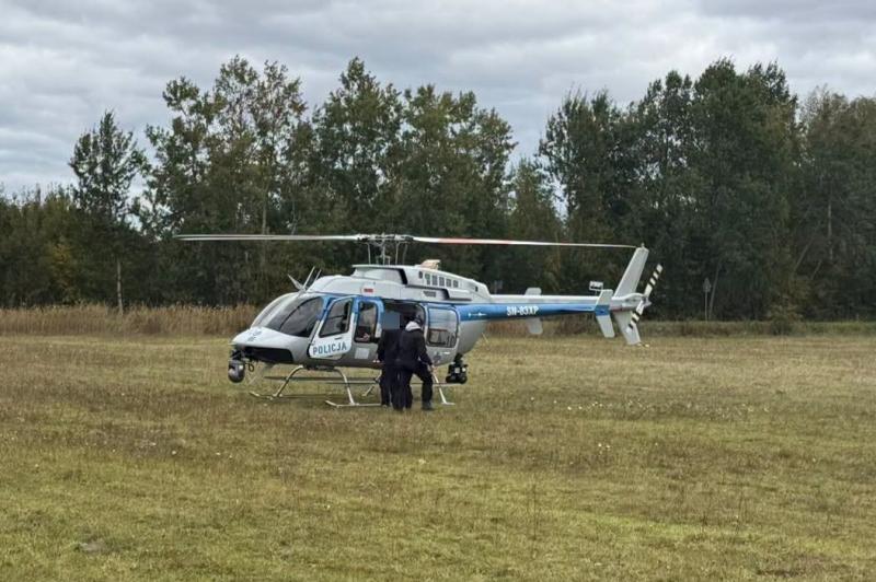 Szcz�liwy fina� poszukiwa� 33-latka z gminy Tucz�py. W akcji �mig�owiec, dron i kilkudziesi�ciu ratownik�w. Foto: 43700_odnaleziony_mezczyzna_3.jpg 