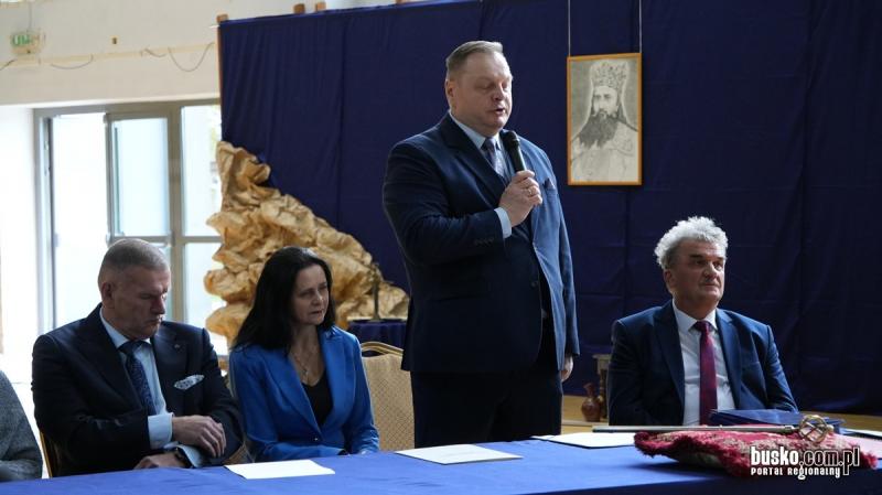 �lubowanie klas pierwszych i Dzie� Edukacji Narodowej w ZSTiO (foto). Foto: 43707_dzien_edukacji_zstio_012.jpg 