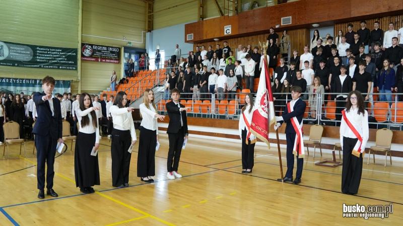 �lubowanie klas pierwszych i Dzie� Edukacji Narodowej w ZSTiO (foto). Foto: 43707_dzien_edukacji_zstio_061.jpg 