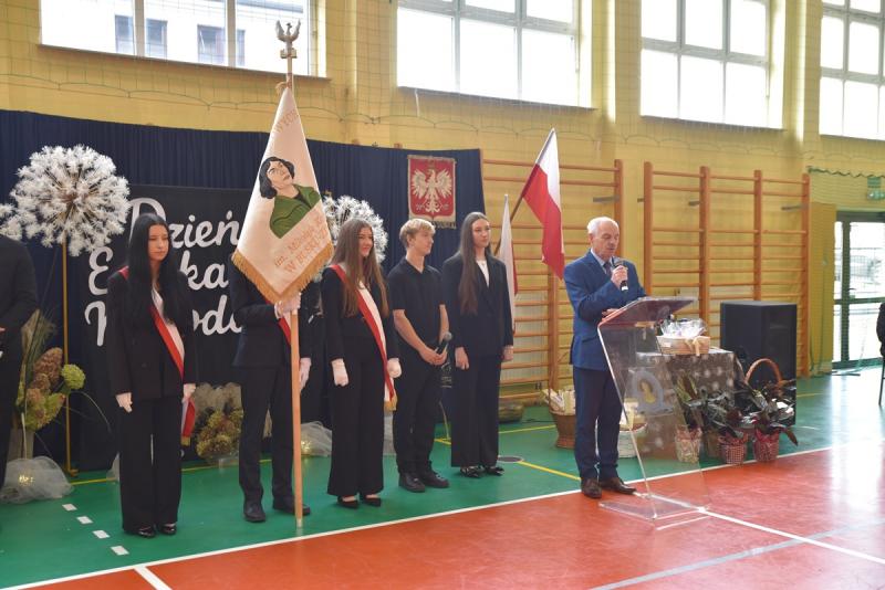 Dzie� Edukacji Narodowej i �lubowanie uczni�w klas pierwszych w buskim Koperniku. Foto: 43714_dzien_edukacji_narodwej_zsp_busko_006.JPG 
