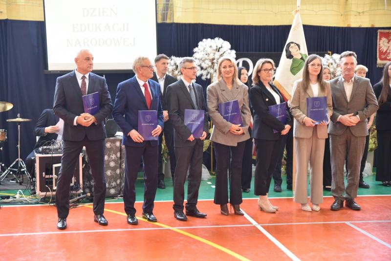 Dzie� Edukacji Narodowej i �lubowanie uczni�w klas pierwszych w buskim Koperniku. Foto: 43714_dzien_edukacji_narodwej_zsp_busko_007.JPG 