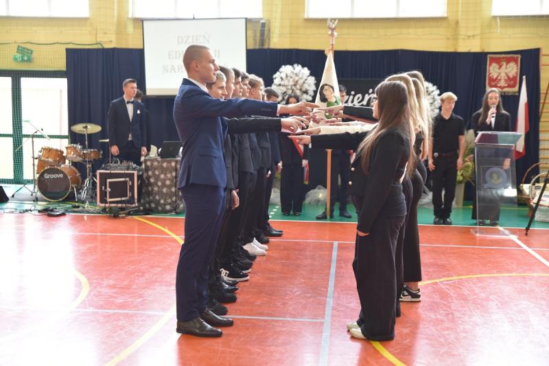 Dzie� Edukacji Narodowej i �lubowanie uczni�w klas pierwszych w buskim Koperniku. Foto: 43714_dzien_edukacji_narodwej_zsp_busko_011.JPG 