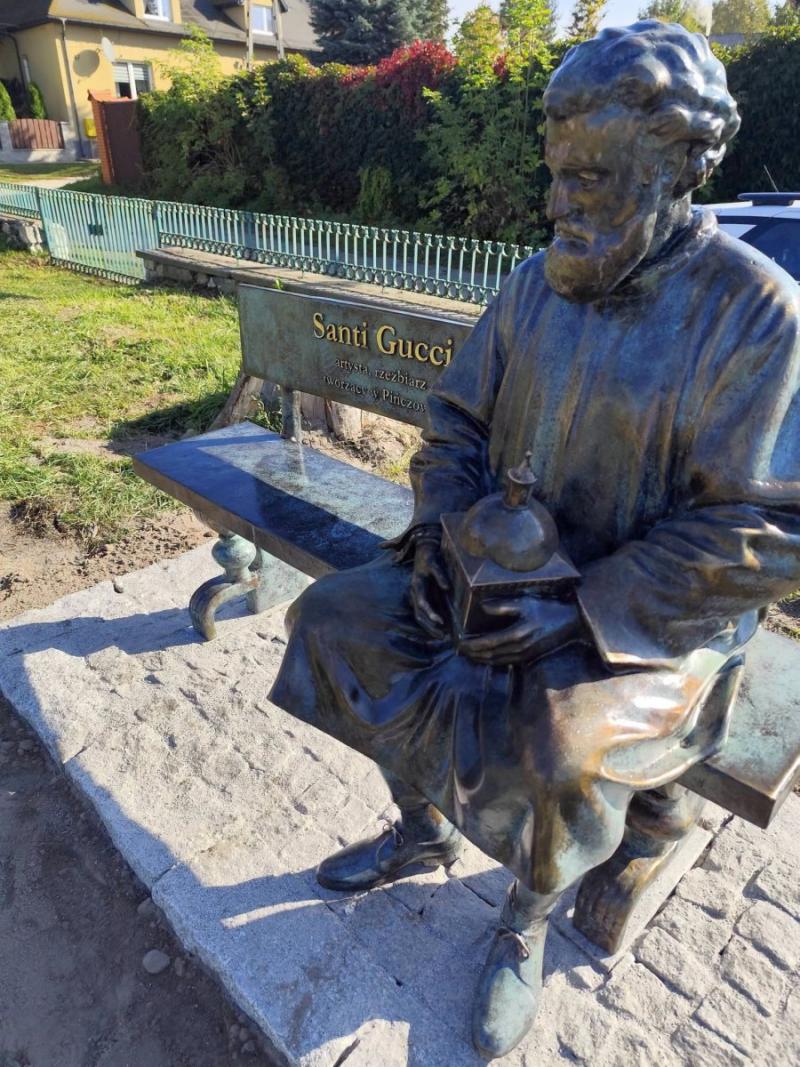 Santi Gucci ma swoj� �aweczk� w Pi�czowie. Nowa atrakcja turystyczna stan�a w Parku Mirowskim. Foto: 43735_laweczka_pinczow_1.jpg 