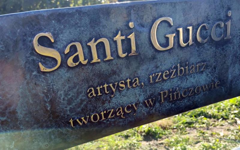 Santi Gucci ma swoj� �aweczk� w Pi�czowie. Nowa atrakcja turystyczna stan�a w Parku Mirowskim. Foto: 43735_laweczka_pinczow_2.jpg 