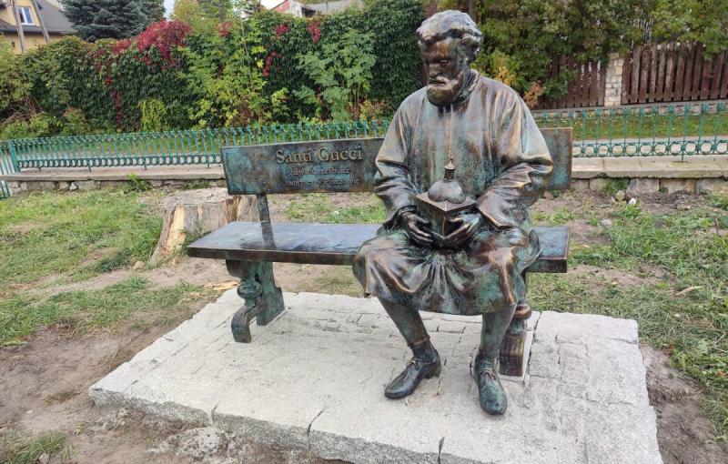 Santi Gucci ma swoj� �aweczk� w Pi�czowie. Nowa atrakcja turystyczna stan�a w Parku Mirowskim. Foto: 43735_laweczka_pinczow_3.jpg 