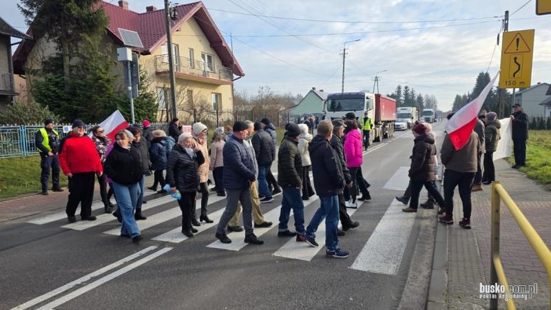 Blokada drogi wojew�dzkiej nr 973 w Dobrowodzie. W �rod� kierowc�w czekaj� utrudnienia i objazdy. Foto: 43749_41994_blokada_drogi_dobrowoda_2025_121.jpg 